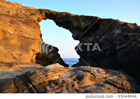 神奈川縣三浦市三崎町城島的城之島馬背洞門風景 83044044