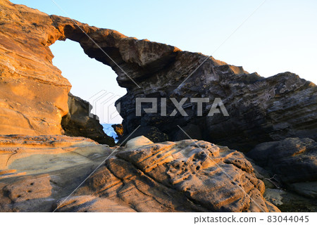 神奈川縣三浦市三崎町城島的城之島馬背洞門風景 83044045