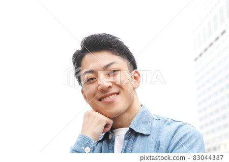 微笑年輕人生活方式的形象 微笑年輕人生活方式的形象 83044387