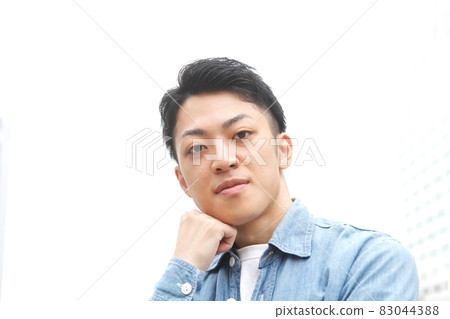 微笑年輕人生活方式的形象 微笑年輕人生活方式的形象 83044388