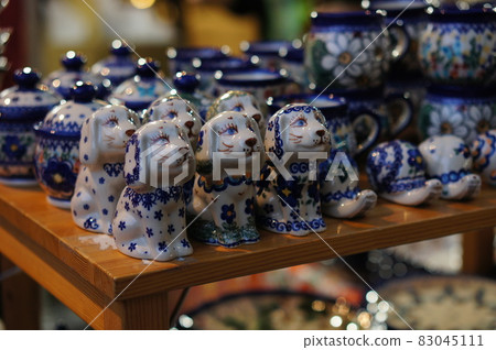 整齊排列的陶器 83045111