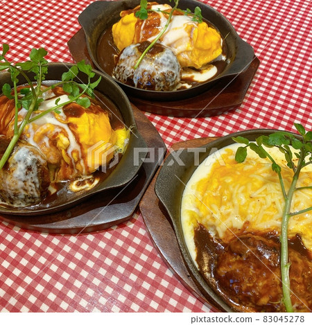 西餐廳的漢堡煎蛋飯 西餐廳的漢堡煎蛋飯 83045278
