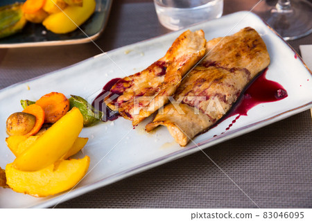 Pork with wine sauce 83046095