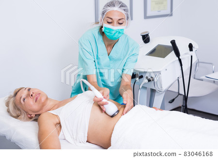 Woman during cryolipolyse Woman during cryolipolyse 83046168