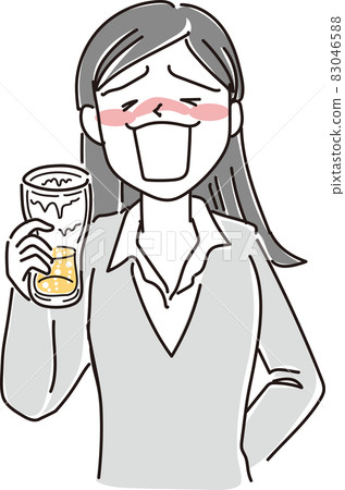 A young OL-style woman drinking a glass of beer 83046588