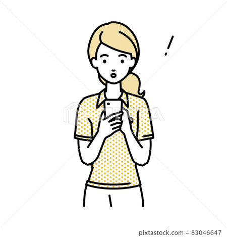 一位身穿 Polo 衫的女士在站立和操作智能手機時驚訝地發現了什麼 83046647
