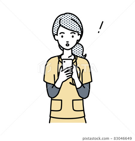 一位護士女士在站立和操作智能手機時驚訝地發現了什麼 83046649