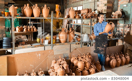 Female potter in pottery studio 83048004