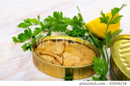 Tuna in oil with herbs and lemon Tuna in oil with herbs and lemon 83048236