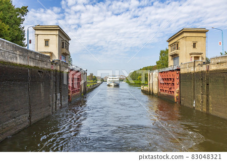 An old gateway on the Moscow Canal in the suburbs of the capital. Russia 83048321