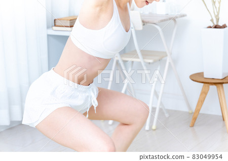 A woman squatting with muscle training [Parts cut] 83049954