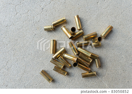 手槍和空彈殼的圖像 83050852