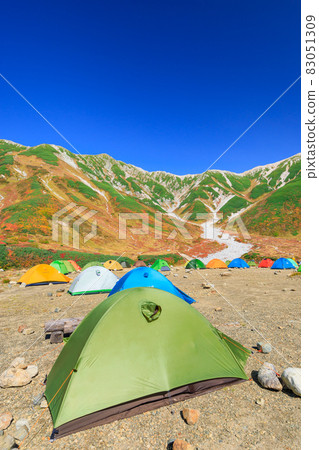 Toyama_Autumn leaves with a spectacular view of Tateyama and Raichosawa Campground 83051309