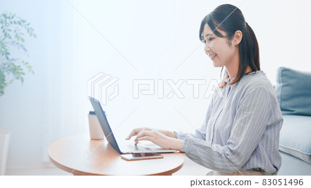 使用一台筆記本電腦的女人 83051496