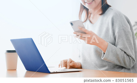 Women using laptops and smartphones 83051565