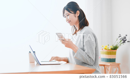 Women using laptops and smartphones 83051566