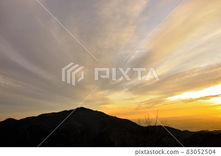 日出時從丹澤山的尼諾托看小山 日出時從丹澤山的尼諾托看小山 83052504