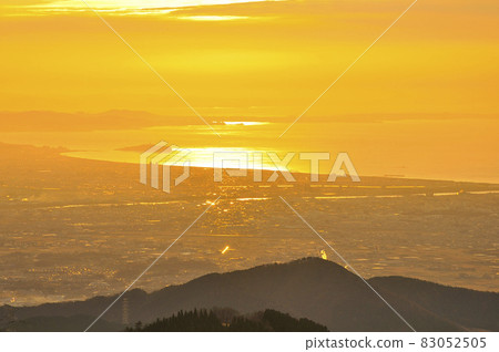 Enoshima in Sagami Bay, which is dyed by the sunrise from Ninoto in Tanzawa 83052505