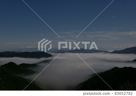Sea of clouds in Nosegawa village in the moonlight 83052782