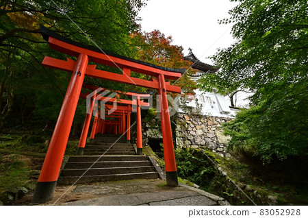 Autumn leaves of Izushi Castle 83052928