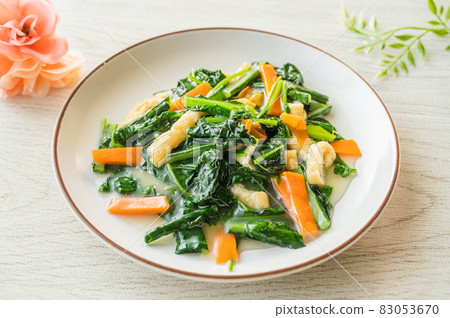 與 ankake 的油炸和油炸綠色蔬菜 83053670
