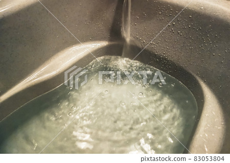 Fill the bathtub with hot water [Daily scenery] 83053804