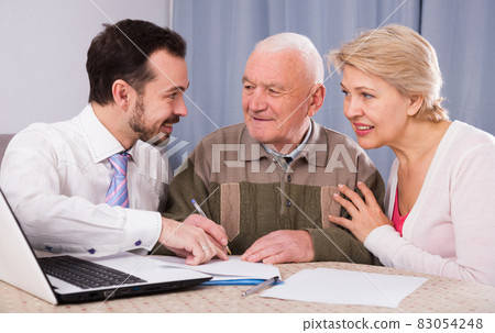 Couple signing agreement Couple signing agreement 83054248