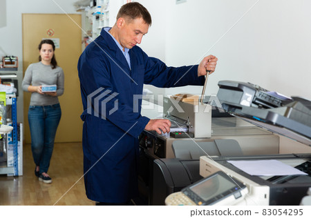 Service engineer of the printing house during work 83054295