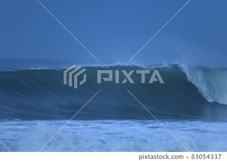 流氓海大浪 83054337