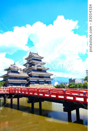 Scenery of Matsumoto City, a national treasure Matsumoto Castle 83054384