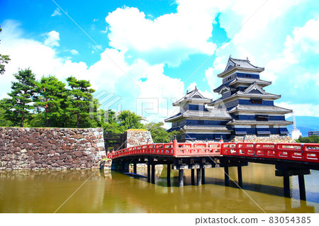 Scenery of Matsumoto City, a national treasure Matsumoto Castle 83054385