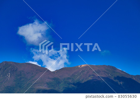 日本阿蘇山上冒煙的中嶽山 83055630