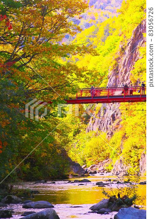 深秋染成的二見吊橋 深秋染成的二見吊橋 83056726