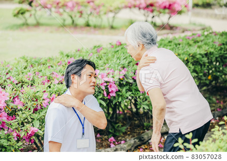 有關節痛的老年男性員工 有關節痛的老年男性員工 83057028