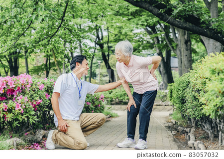 Elderly people with back pain and male staff Elderly people with back pain and male staff 83057032