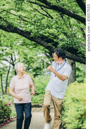 年長和認證工人 年長和認證工人 83057033