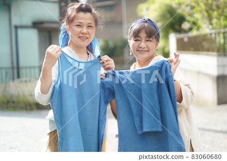 Woman with indigo dyed clothes Woman with indigo dyed clothes 83060680