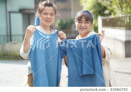 藍染衣服的女人 藍染衣服的女人 83060785