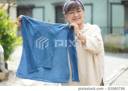藍染衣服的女人 83060786