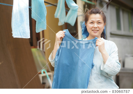 藍染衣服的女人 藍染衣服的女人 83060787