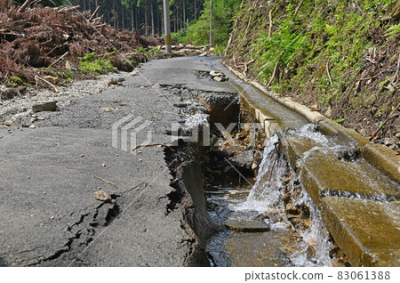 廢棄村莊坍塌的道路 廢棄村莊坍塌的道路 83061388