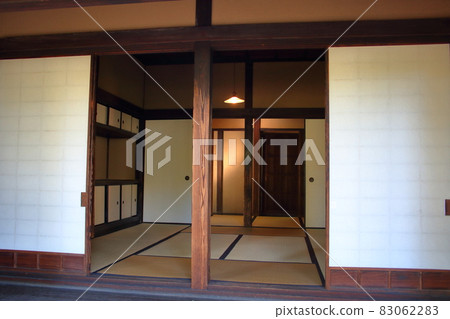 （日本老房子）日式房間、榻榻米、粘土牆、屏風、門廊 83062283