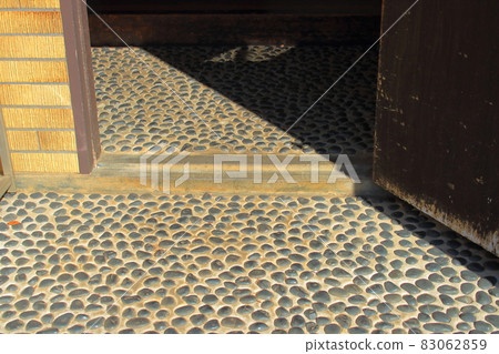 一種將入口的地板沖洗乾淨,並用混凝土鋪設黑色石頭以將其暴露出來的施工方法。 一種將入口的地板沖洗乾淨,並用混凝土鋪設黑色石頭以將其暴露出來的施工方法。 83062859