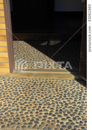 一種將入口的地板沖洗乾淨，並用混凝土鋪設黑色石頭以將其暴露出來的施工方法。 83062860