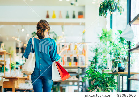 A young woman shopping 83063669