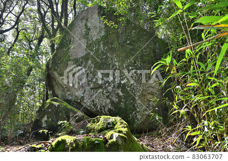 攀登寶滿山“中宮遺址的劍字巨石” 83063707