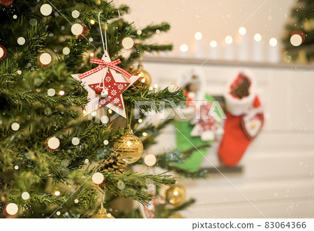 A star on the Christmas tree among the many Christmas lights. 83064366