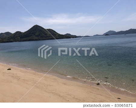 《兔子島(奧野島)海邊山巒藍天奔沙灘的風景》(廣島縣竹原市) 《兔子島(奧野島)海邊山巒藍天奔沙灘的風景》(廣島縣竹原市) 83065871