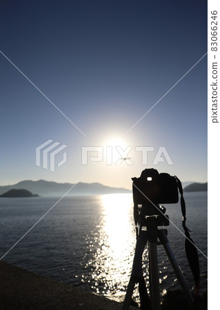 Shooting a drone flying in the sun with a single-lens reflex camera on a tripod Shooting a drone flying in the sun with a single-lens reflex camera on a tripod 83066246