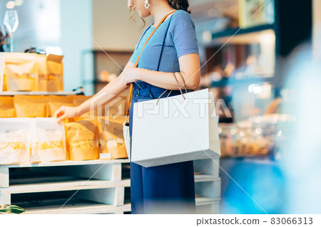 年輕女人購物 83066313